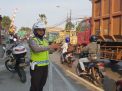 Cegah Macet Satlantas Polres Tanjung Perak Lakukan Pengaturan Sore