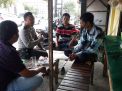 Sambang Warga Jalan Ikan Kakap, Babinkamtibmas Perak Barat Sosialisasi SPKT Door To Door