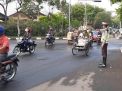 Unit Lantas Polsek Asemrowo Bantu Keberangkatan Pekerja Lewat Pengaturan Pagi