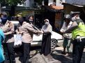 Polsek Krembangan Bagikan Nasi Bungkus Untuk Tukang Becak & Ojek Online