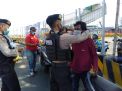 Satsabhara Polres Tanjung Perak Bagikan Masker Gratis di Pelabuhan GSN