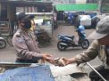 Babinkamtibmas Krembangan Utara Bagikan Nasi Bungkus Untuk PKL & Penarik Becak