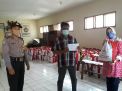 Babinkamtibmas Sidotopo Wetan Kawal Pembagian Sembako Bantuan Presiden Ke MBR