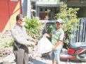 Babinkamtibmas Takal Kedinding Bagikan Nasi Kotak Untuk Warga Terdampak Pandemi Covid-19