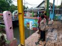 Pantau Debit Air, Polsek Kenjeran Antisipasi Kemungkinan Banjir