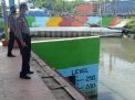 Personil Polsek Asemrowo Lakukan Pemantauan Debit Air, Beri Peringatan Dini Banjir