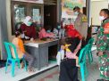 Babinkamtibmas Perak Timur Pam Vaksinasi di Kantor Kelurahan