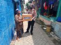 Satlantas Polres Tanjung Perak Bagikan Bantuan Sembako Kepada Warga Kampung Nelayan Cumpat
