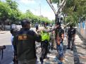 Polsek Pabean Cantikan Laksanakan Operasi Penertiban Masker di Jalan Stasiun Kota Bersama Personil Gabungan