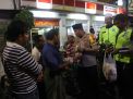 Gelar Sahur On The Road, Kapolres Tanjung Perak Bagi-bagi Makanan Bungkus
