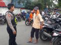 Satsabhara Polres Tanjung Perak Titip Pesan Waspada Curanmor Kepada Juru Parkir