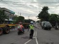 Anggota Satlantas Polres Tanjung Perak Lakukan Pengaturan Rutin di Pagi Hari