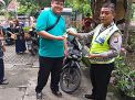 Babinkamtibmas Perak Utara Pam Gereja Sambil Sosialisasi Hak Pilih