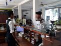 Satsabhara Polres Tanjung Perak Patroli Hotel, Titip Pesan Waspada Kriminalitas Ke Petugas Resepsionis