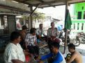 Babinkamtibmas Kenjeran Sosialisasikan SPKT Door To Door Ke Warga Nelayan