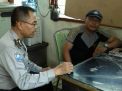 Babinkamtibmas Tambak Sarioso Sampaikan Pesan Kamtibmas Ke Petugas Sekuruti Pergudangan