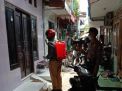 Kanit Binmas Polsek Krembangan Lakukan Penyemprotan Antiseptic Ke Pemukiman Dupak