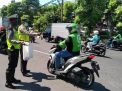 Polsek Pabean Cantikan Bagikan Nasi Bungkus Gratis Untuk Ojek Online