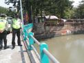 Personil Polsek Pabean Cantikan Pantau Debit Air Antisipasi Banjir