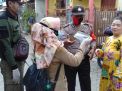 Babinkamtibmas Perak Utara Sosialisasikan Wajib Masker Bersama Petugas Puskesmas