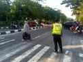 Polsek Kenjeran Berikan Pelayanan Masyarakat Melalui Pengaturan Lalu Lintas Sore Hari
