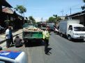 Unit Lantas Polsek Asemrowo Bantu Evakuasi Truk Yang Mogok