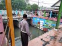 Polsek Kenjeran Pantau Debit Air, Deteksi Dini Potensi Banjir
