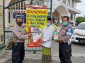 Babinkamtibmas Perak Barat Berikan Bantuan Alat Semprot Disinfektan Ke Takmir Masjid