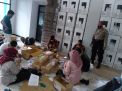 Panit Binmas Polsek Semampir Pantau Aktifitas Pengecekan Surat Suara