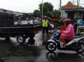Polsek Asemrowo Lakukan Pengaturan Sore, Bantu Kepulangan Para Pekerja