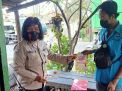 Kanit Binmas Polsek Asemrowo Bagikan Brosur SPKT Door To Door Sekaligus Sosialisasi Kepada Warga