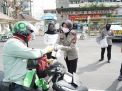 Kapolsek Pabean Cantikan Bagikan Nasi Bungkus Untuk Tukang Becak & Ojek Online