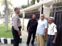 Babinkamtibmas Perak Timur Sampaikan Pesan Keselamatan Berkendara di Musim Hujan