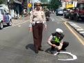 Cegah Kecelakaan, Unit Lantas Polsek Krembangan Lakukan Pengecekan Jalan Berlubang