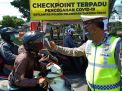 Polsek Kenjeran Lakukan Penyemprotan Disinfektan & Pemeriksaan Suhu Badan di Pospam Suramadu