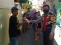 Babinkamtibmas Bongkaran Bagikan Nasi Bungkus Untuk Berbuka Puasa