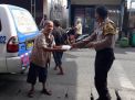 Polsek Krembangan Bagikan Nasi Kotak Ke Warga Terdampak Pandemi Covid-19