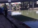 Personil Polsek Krembangan Pantau Ketinggian Air Sungai, Antisipasi Banjir