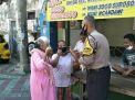 Babinkamtibmas Nyamplungan Bagikan Masker Gratis Kepada Warga Kalimas Hilir