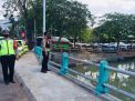 Polsek Pabean Cantikan Pantau Debit Air di Sungai Kalimas, Antisipasi Potensi Banjir