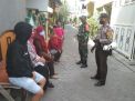 Babinkamtibmas Takal Kedinding Sosialisasikan Penggunaan Masker Ke Warga Jalan Pogot