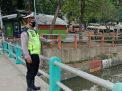 Polsek Pabean Cantikan Lakukan Pemantauan Debit Air, Deteksi Dini Potensi Banjir di Sungai Kalimas