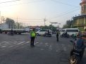 Personil Polsek Semampir Lakukan Pengaturan Sore Berikan Pelayanan Bantu Kepulangan Pekerja