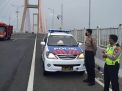 Satlantas Polres Tanjung Perak Patroli Mobile di Jembatan Suramadu Antisipasi Pengendara Sepeda Onthel