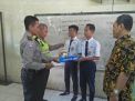 Polsek Asemrowo Beri Sumbangan Bola Voli ke Murid SMP Tanwir