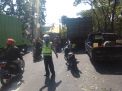 Personil Satlantas Polres Tanjung Perak Urai Kemacetan Akibat Truk Mogok