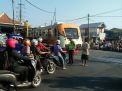 Unit Lantas Polsek Asemrowo Lakukan Pengaturan Sore, Lancarkan Kepulangan Pekerja