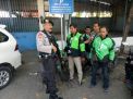 Personil Satsabhara Patroli Dialogis Bersama Driver Ojek Onlie, Sampaikan Tertib Berlalu Lintas