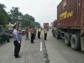Kapolsek Asemrowo Pimpin Pengamanan Jalur Bonek di Jembatan Branjangan