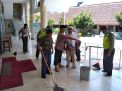Kapolsek Krembangan Pimpin Bakti Sosial Penyemprotan Antiseptic di Masjid